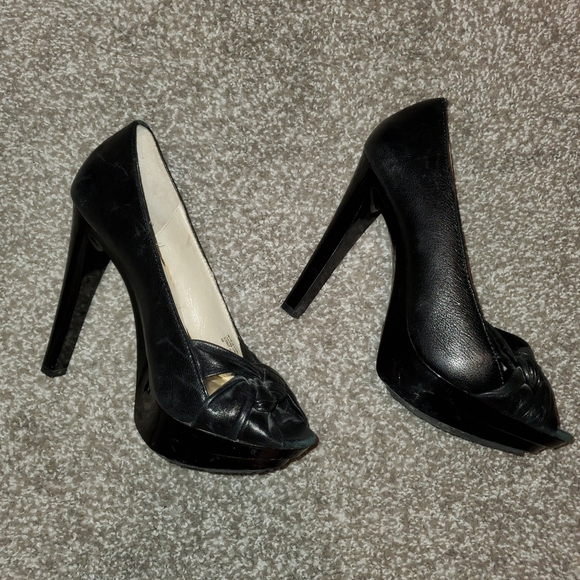 COPY - 2/$75 π Like new Black leather Michael Kors heals! Size 8 - Picture 5 of 8